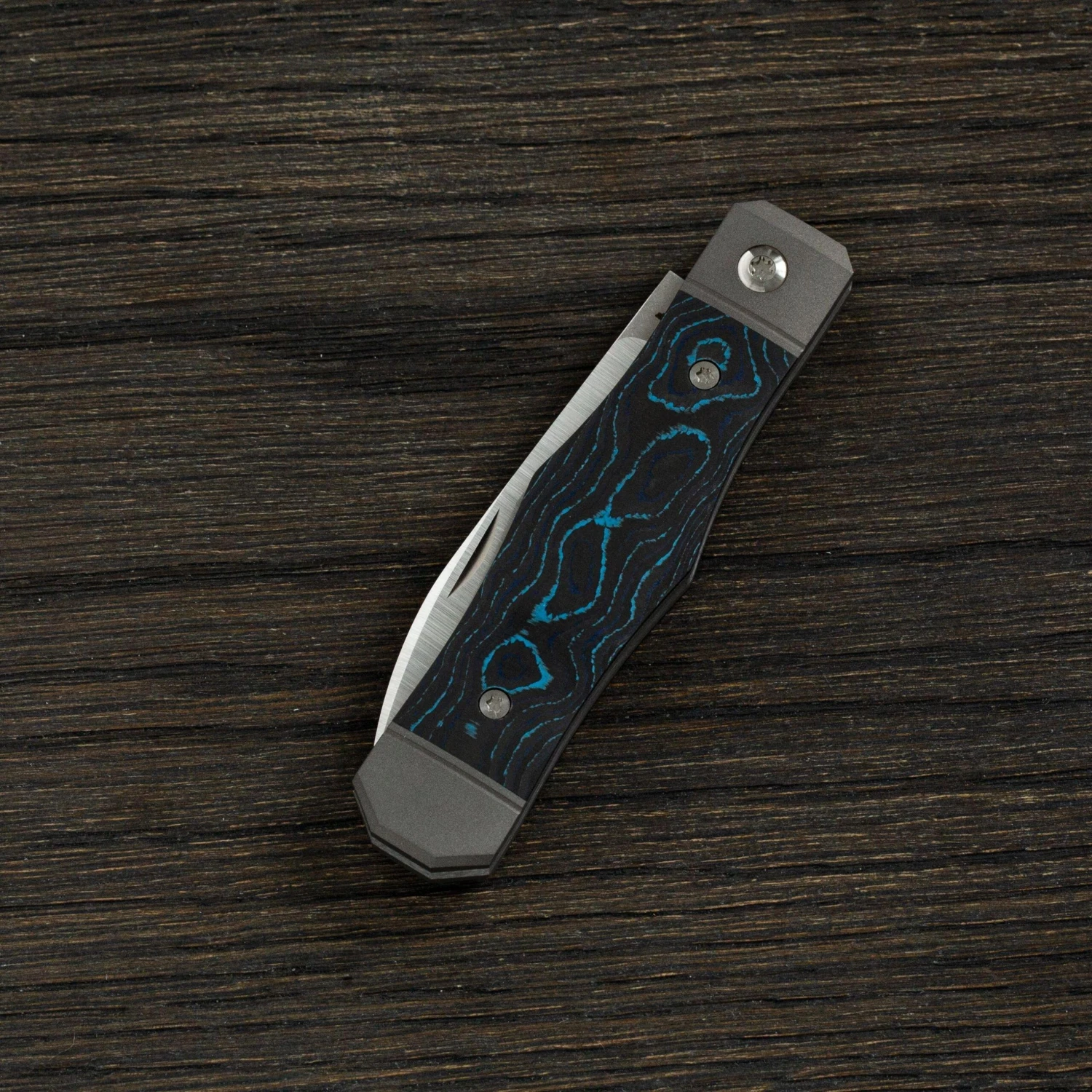 Jack Wolf Vampire Jack VAMPI-01-CCPB CamoCarbon Pacific Blue Couteau De Poche Slipjoint 4 Jack Wolf Vampire Jack VAMPI-01-CCPB CamoCarbon Pacific Blue Couteau De Poche Slipjoint - Image 2